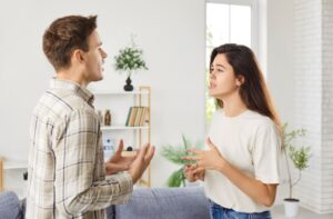 Couple exerçant une forme de violence conjugale selon sa définition