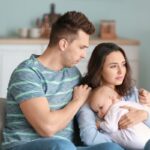 Femme avec son bébé et son mari ayant subit une erreur médicale à l’accouchement