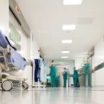Couloir d’un hôpital pour lequel un patient a porté plainte