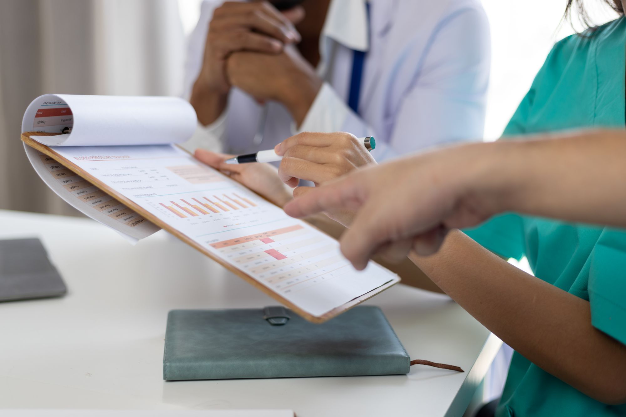 Personnes analysant un rapport à la suite d’une demande d’expertise médicale