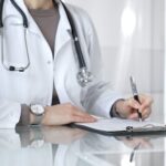 Médecin effectuant une expertise médicale d’un patient qui évite les pièges