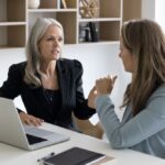 Personne qui se fait aider pour choisir entre recours collectif et individuel