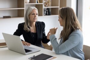 Personne qui se fait aider pour choisir entre recours collectif et individuel