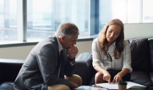 Personne qui se renseigne sur les mesures de représentation temporaire