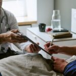 Personne signant un document de consentement aux soins de santé