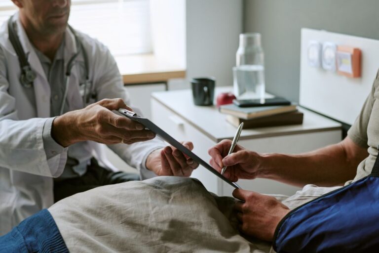 Personne signant un document de consentement aux soins de santé